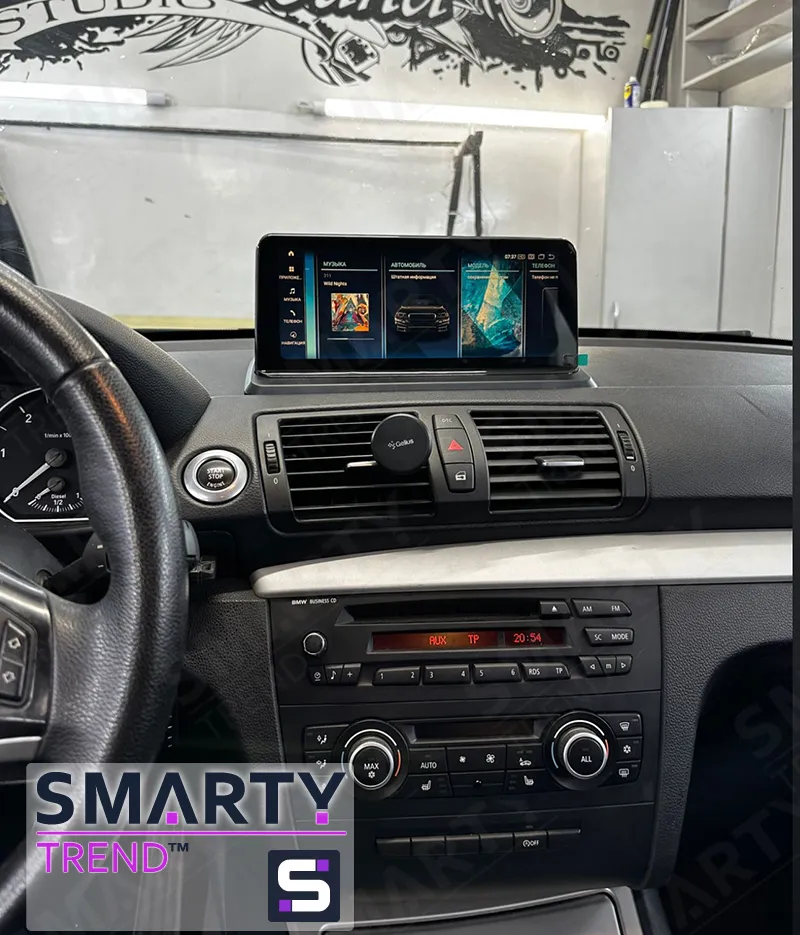 Example of installed Smarty Trend car stereo in the BMW 1 Series